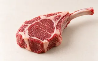 一塊生羊肉，肉的紋理與油花清楚