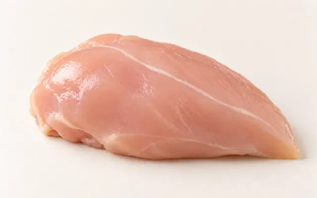 一塊表面乾淨、未經調理的生雞胸肉