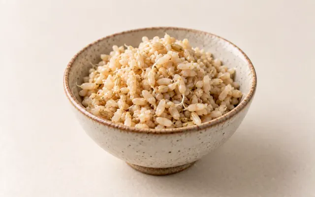 一小碗發芽糙米,米粒帶著細小芽點